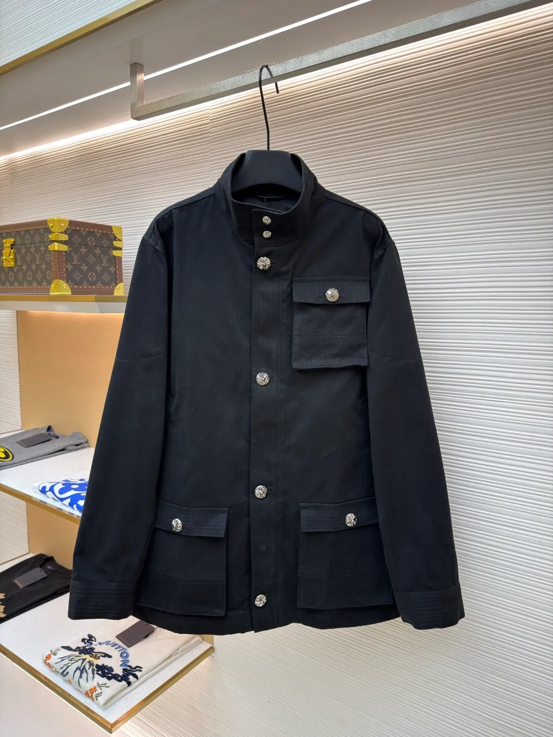 Chrome Hearts M65 work jacket ●Item number: 1682245-D90 ●Fabric: cotton fabric ●Technology: herringbone brushed production ●Color: black ●Version: loose fit ●Weight: about 1300 grams ●Size: S-M-L ●Description: Purchased from the original national specialty brand No. 51800. The custom-woven fabric is made of herringbone brushed 320g cotton material. It is matched with garment dyeing + dirty washing + distressing process. (minimum quantity 2000 meters). Customized jacquard lining. Add soft water washing. Customized 8# placket double-ended zipper. Customized 8# waist pocket zipper. Customized 5# Inner pocket zipper. Customized 20mm I-shaped buckle. Customized 25mm I-shaped buckle. Customized 15mm four-in-one buckle. Customized placket four-in-one concealed button. Customized genuine leather trademark. Size. Produced by a large factory, it is very test of workmanship. Full of street feel. Compare workmanship details to counters. Instant sale of the market version. The overall wiring is straight and delicate, the fabric is comfortable and soft, and the color is consistent without color difference. It can be matched with the same style to create a fashionable look and control various occasions. Customized accessories, complete with three standards, same style for men and women!